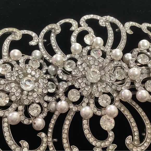 Elegant Silver and Pearl Hair Accessory - Picture 9 of 10